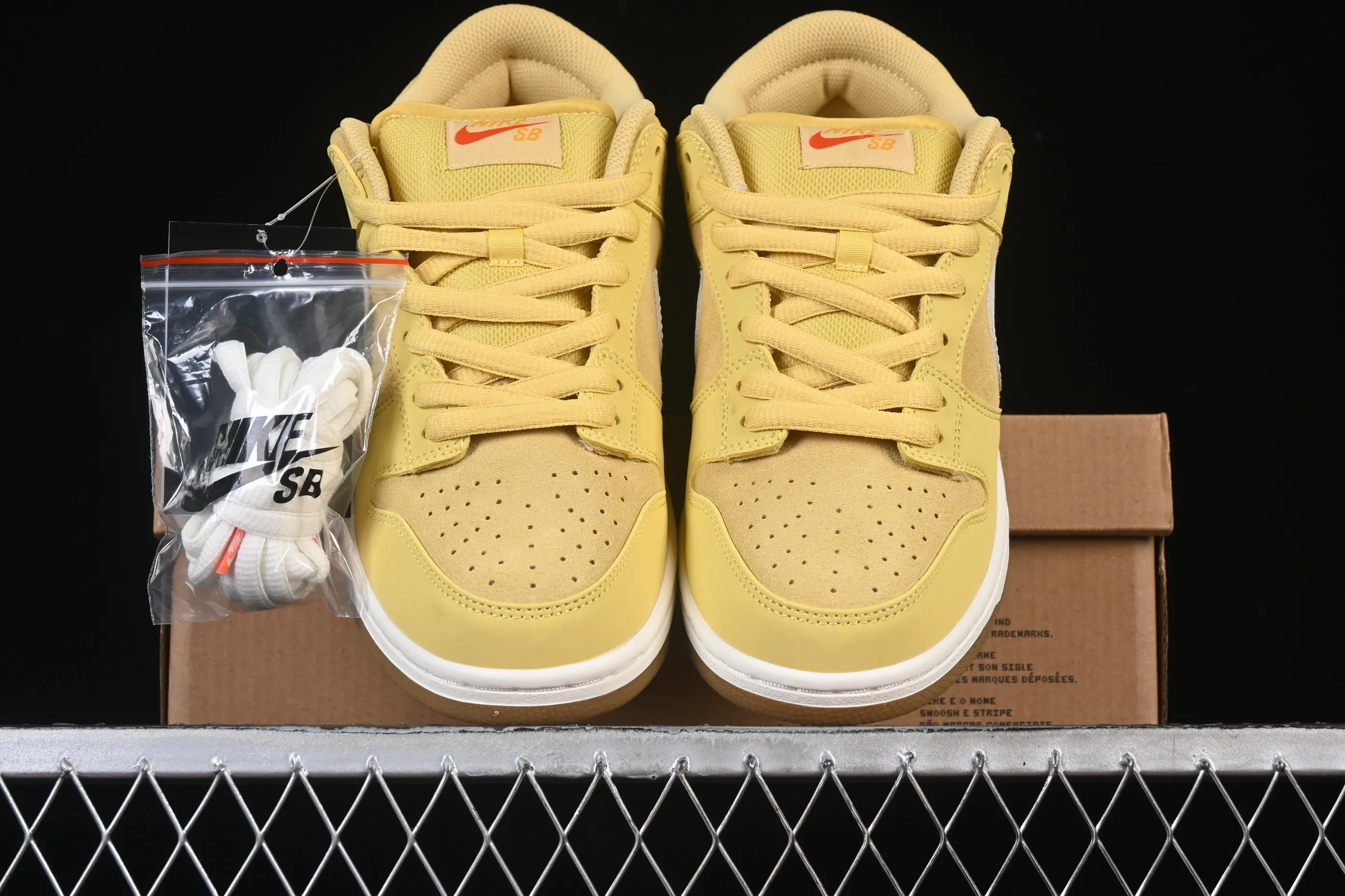 All Categories Nk SB Dunk Series Nk SB Dunk Low Low-top sneakers Nike SB Dunk Low "Saturn Gold" Warm Yang Yellow Low-top casual skateboard shoes FJ1674-700